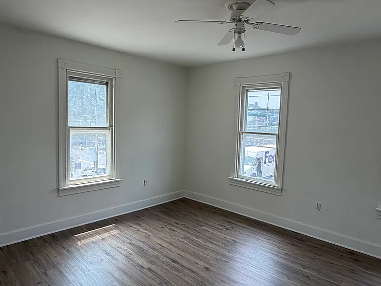 812 Salem Ave — Photo 3