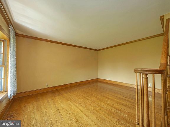 5th image of 105 Cameron Dr