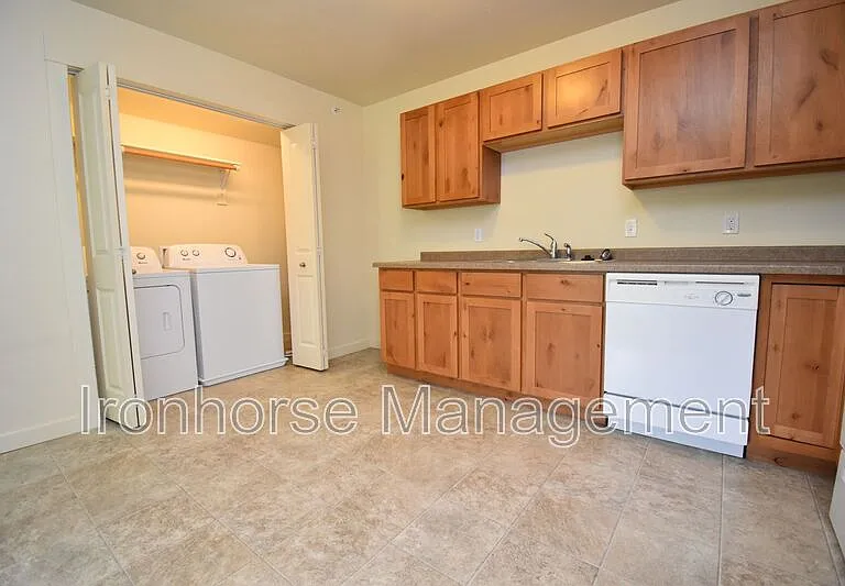 807 W Villard St #19 — Photo 7