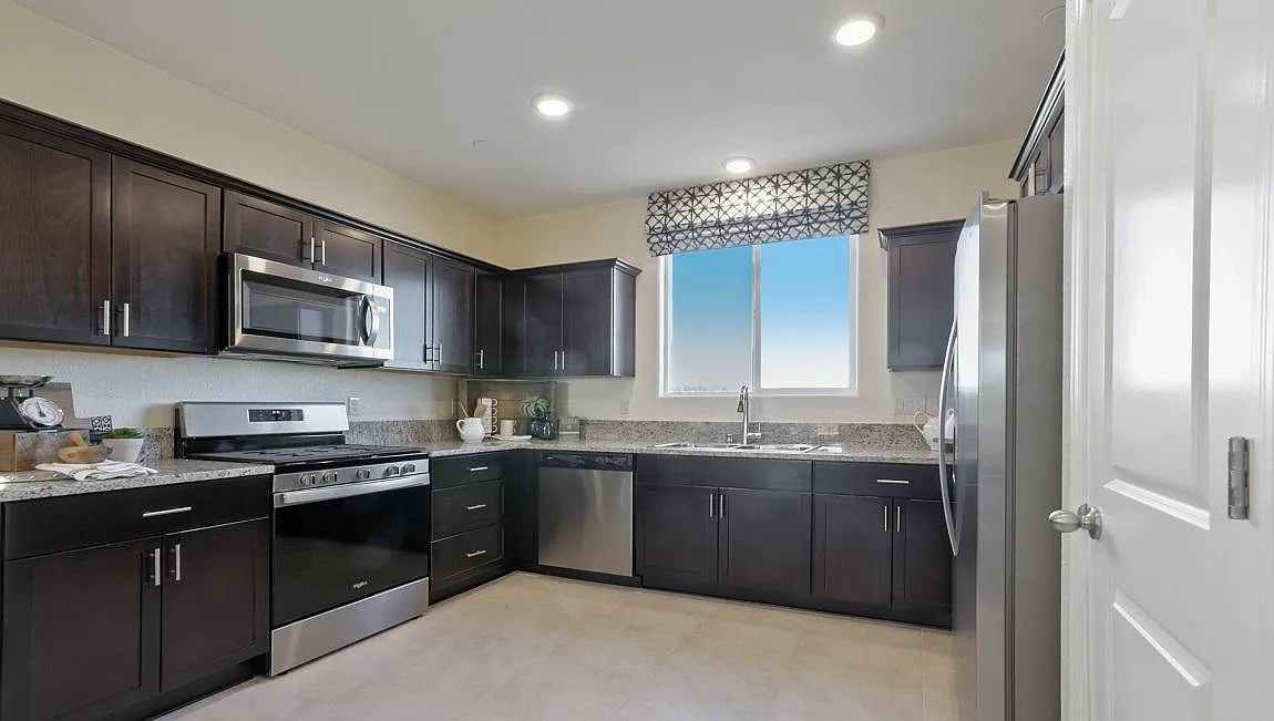363 Sullivan Dr — Photo 2