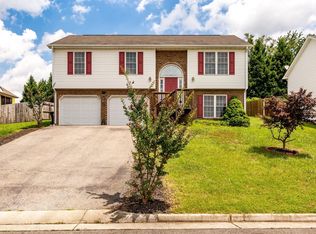 1744 Meadows Rd, Vinton, VA 24179