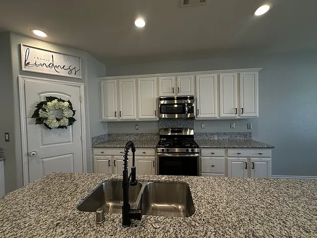 5 bed, 2627 sqft, $3,200 — Photo 3