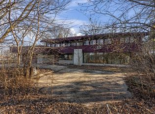 N69W13127 Harding Dr, Menomonee Falls, WI 53051