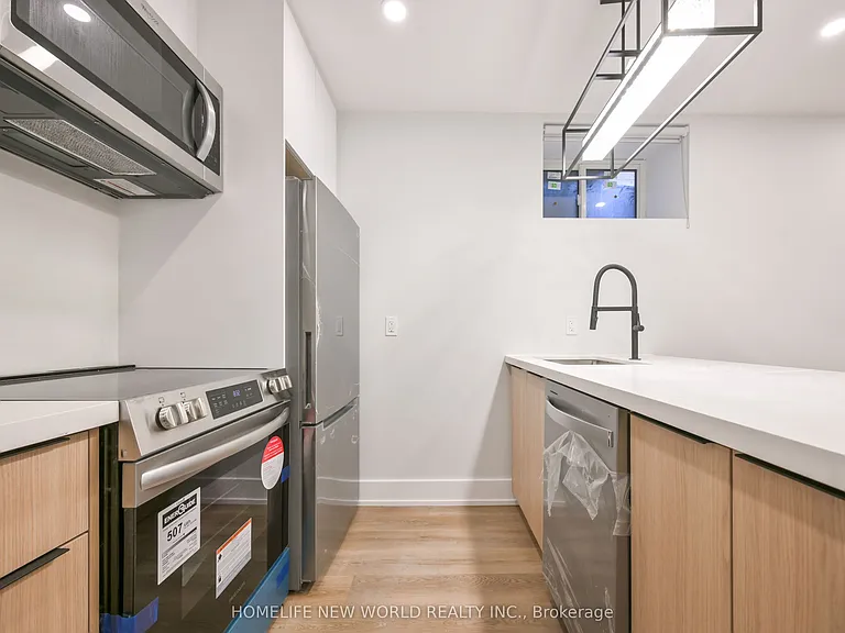 997 Dufferin St #LOWER — Photo 6