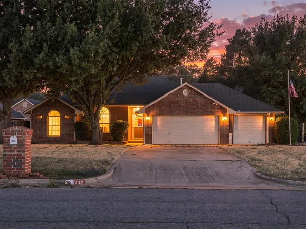 720 Parkwoods Dr, Noble, OK 73068