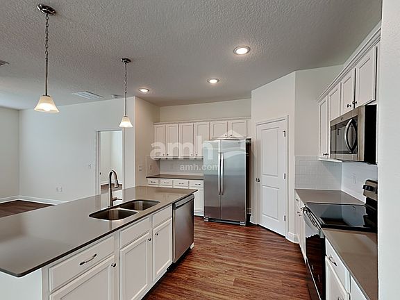 3rd image of 1089 Sky Lakes Dr