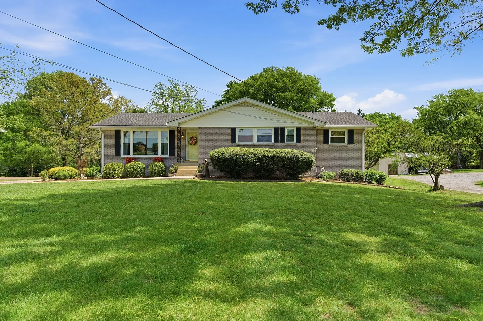 141 Maple Dr photo 1