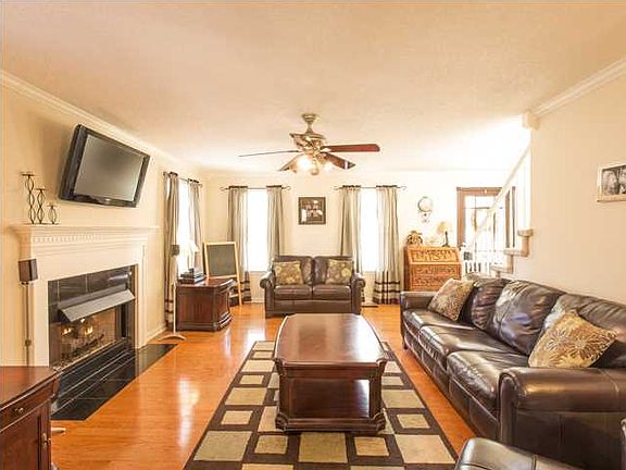 3rd image of 6623 Flagstone Dr