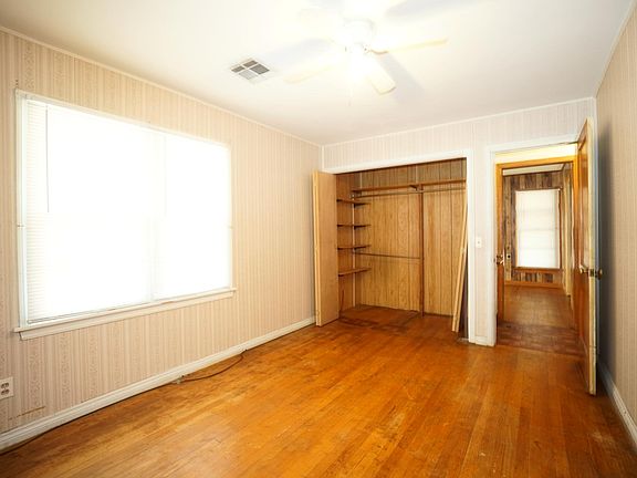 3rd image of 705 SW 52nd St
