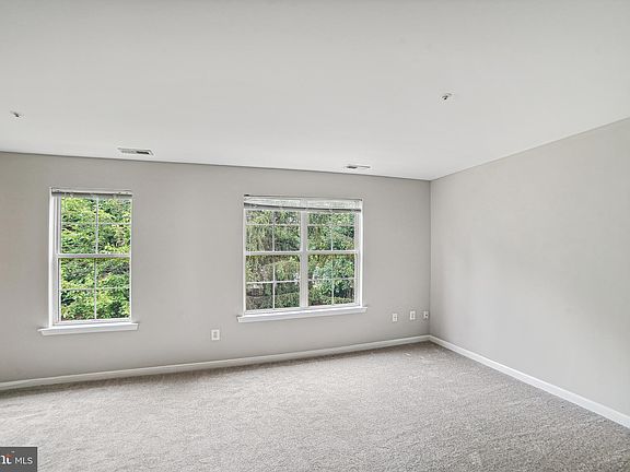 4th image of 19 Harbor Tree Ct