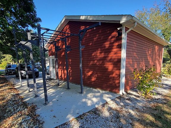 5th image of 443 Edge Park Dr
