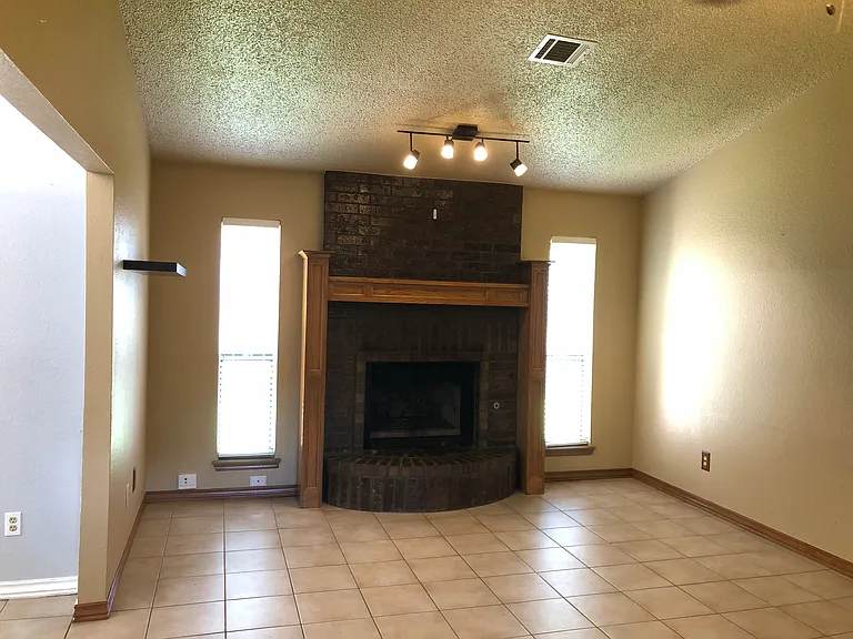 2208 NE 10th St — Photo 14