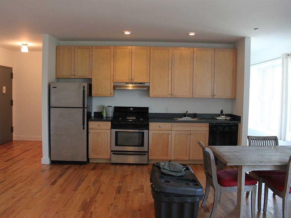 2nd image of 544 Main St APT 4