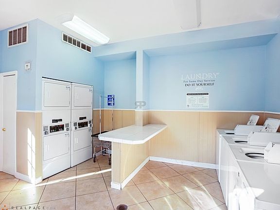 4th image of 1027 W Pioneer Pkwy APT C