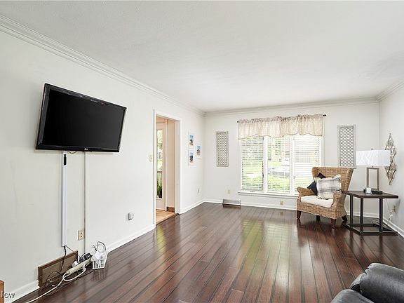 3rd image of 8386 Hilltop Dr