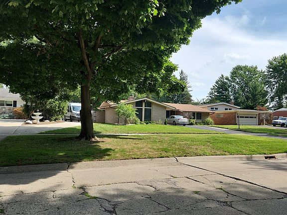 4th image of 256 Wellington Crescent Blvd