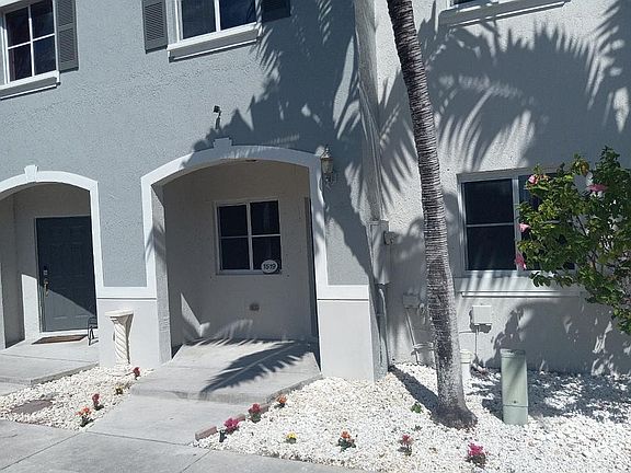 2nd image of 1519 SE 31st Ct