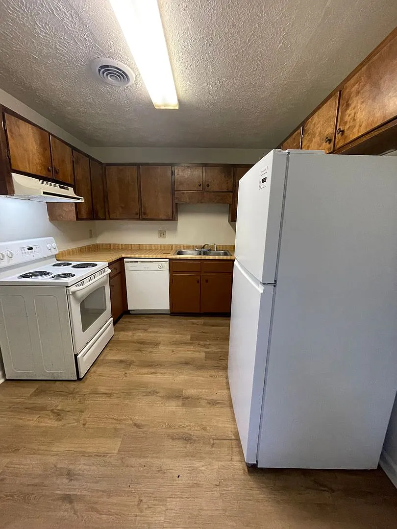 2BR 1 Bath Duplex on the Eastside! Available soon! — Photo 3