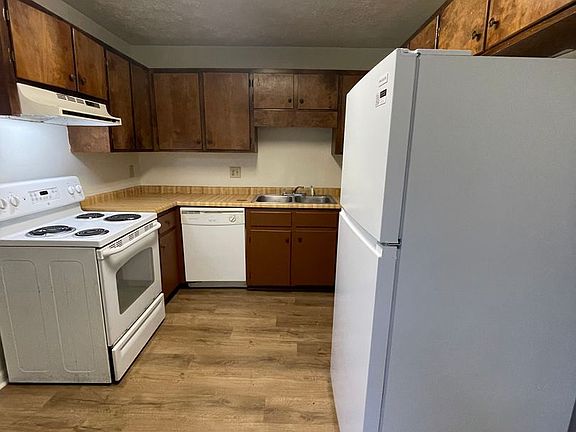 3rd image of 102 Redstone Dr