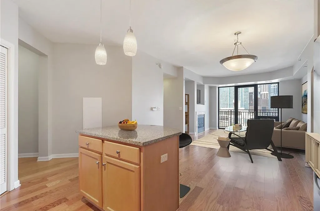 1 bed, 1.0 bath, 907 sqft, $1,895 — Photo 3