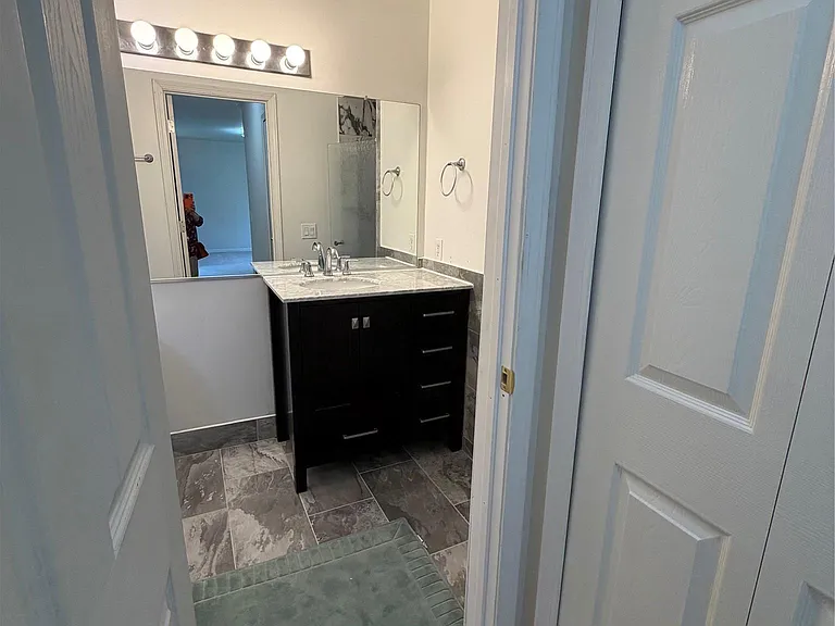 7043 Foxridge Dr — Photo 24