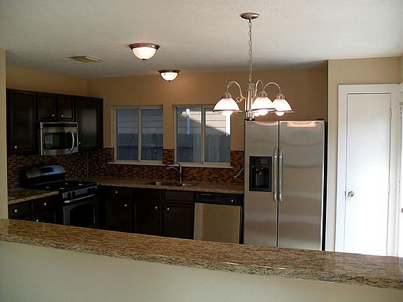 Great kitchen w/ granite and stainless appliances