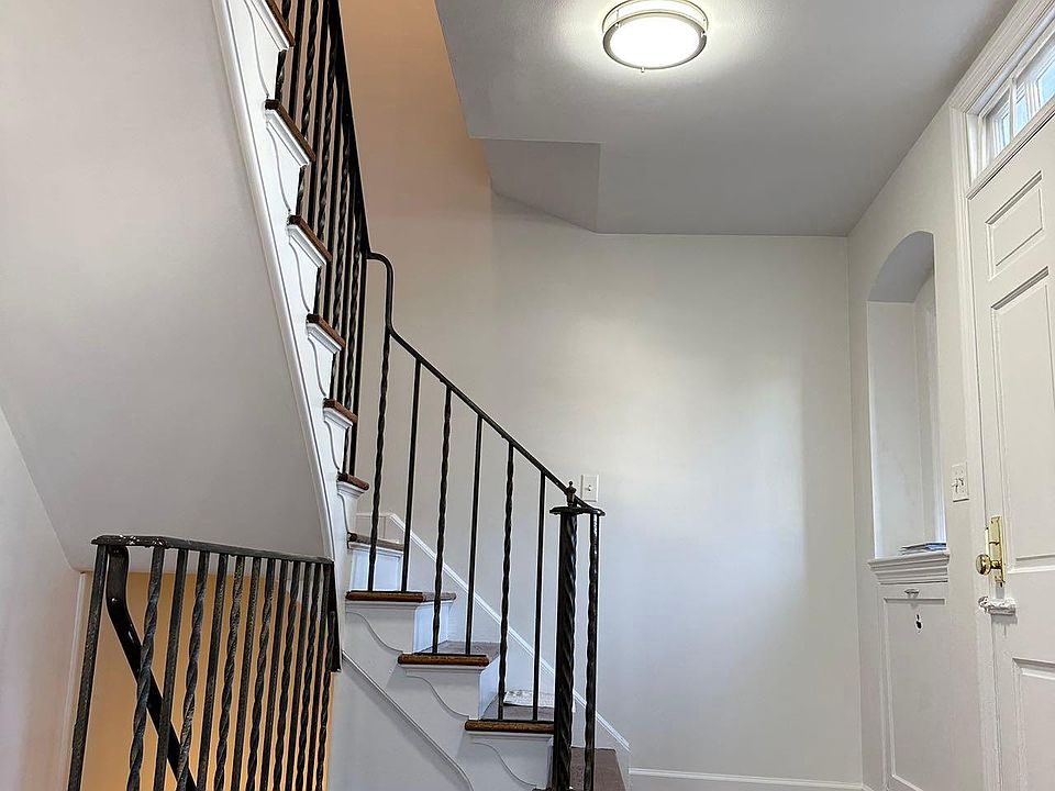 1st image of 25420 Pembroke Ave Floor 1