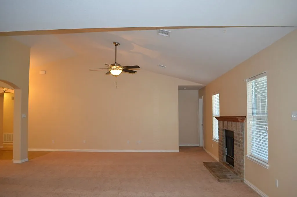 4 bed, 2215 sqft, $1,975 — Photo 3