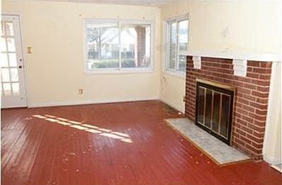 3rd image of 490 Rockcliff Cir