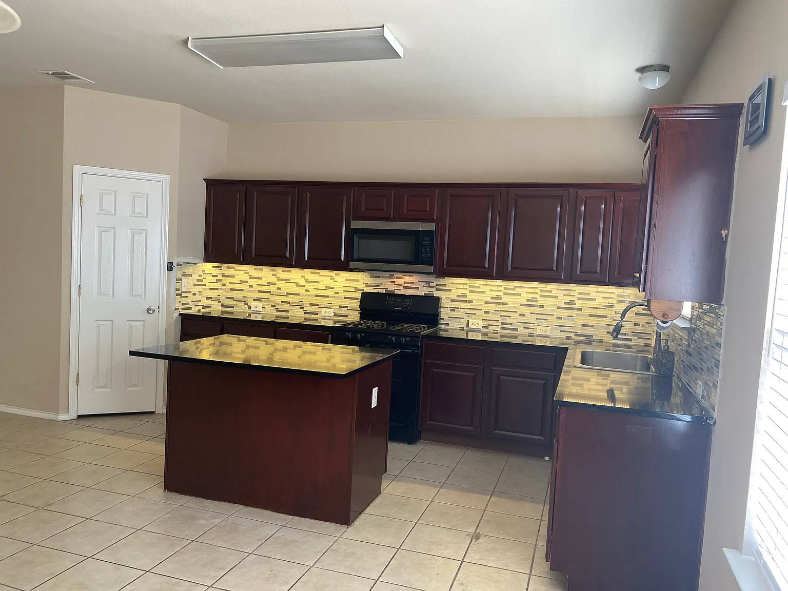 4 bed, 2.5 bath, 2149 sqft, $2,295 — Photo 2