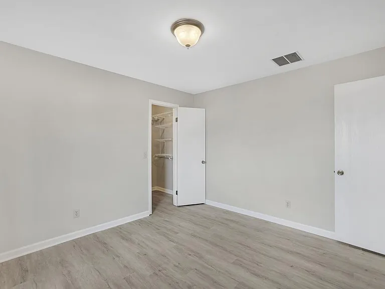 1115 Laura Dr — Photo 20