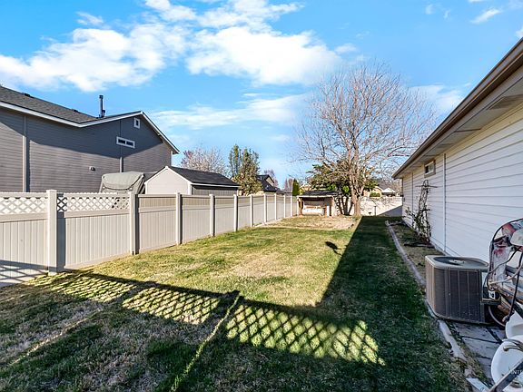 4th image of 548 N Ripplerock Pl