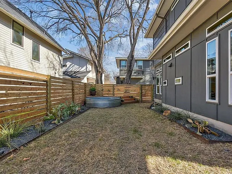 2709 E 3rd St #2 — Photo 22