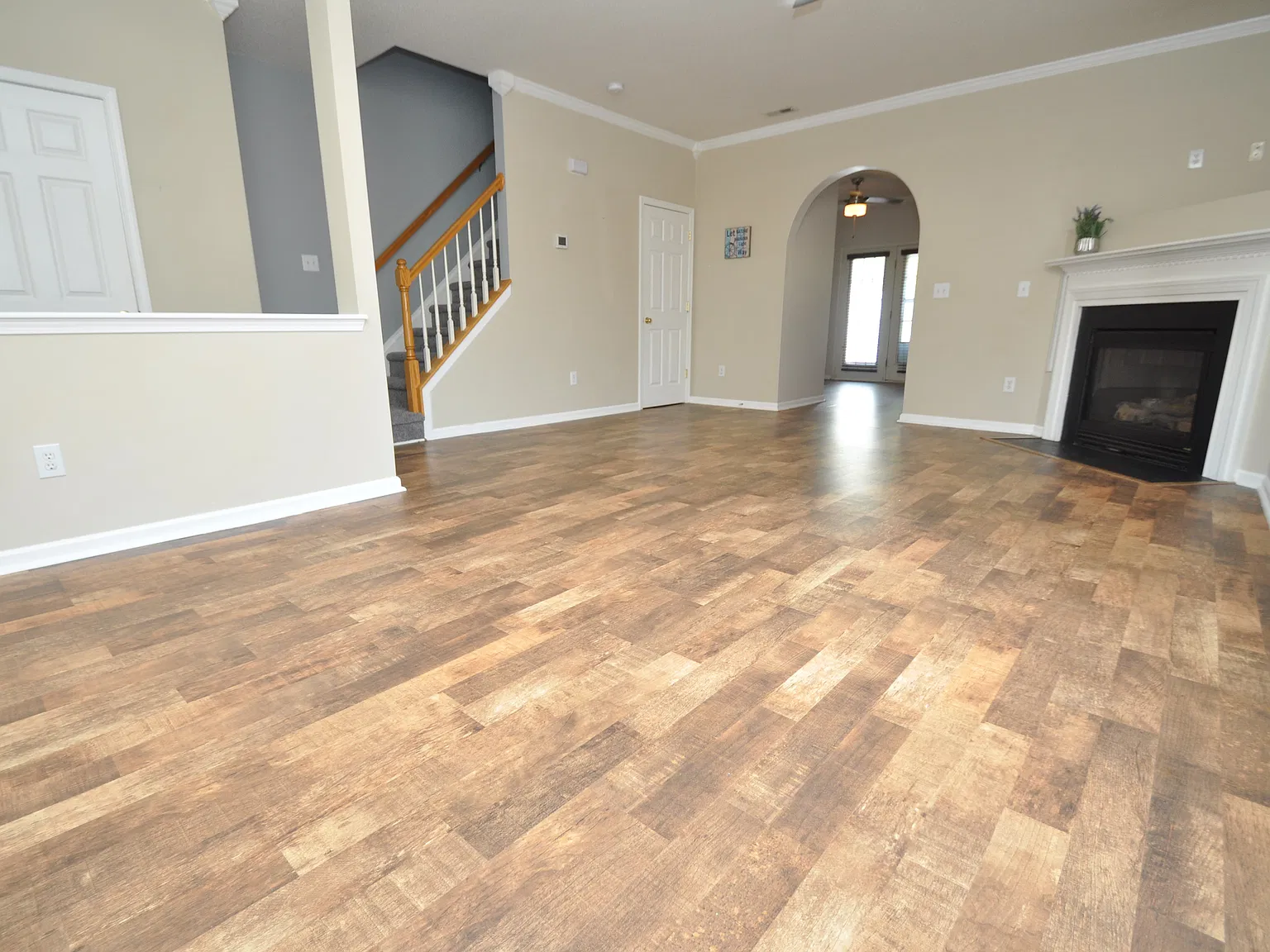 Gorgeous End Unit Townhome Available Immediately — Photo 4