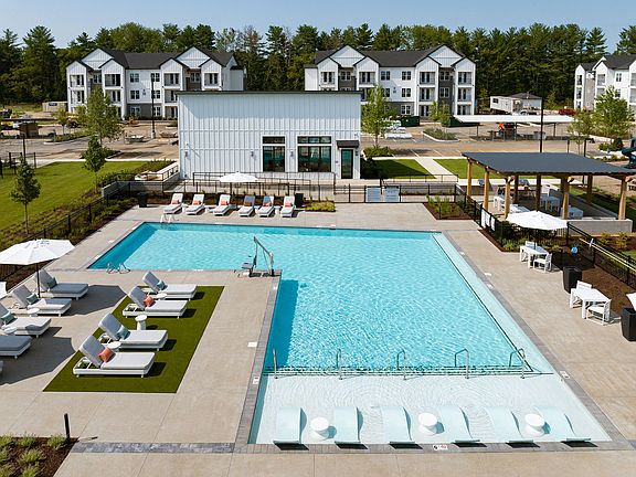 Resort-style Swimming Pool with Tanning Ledge