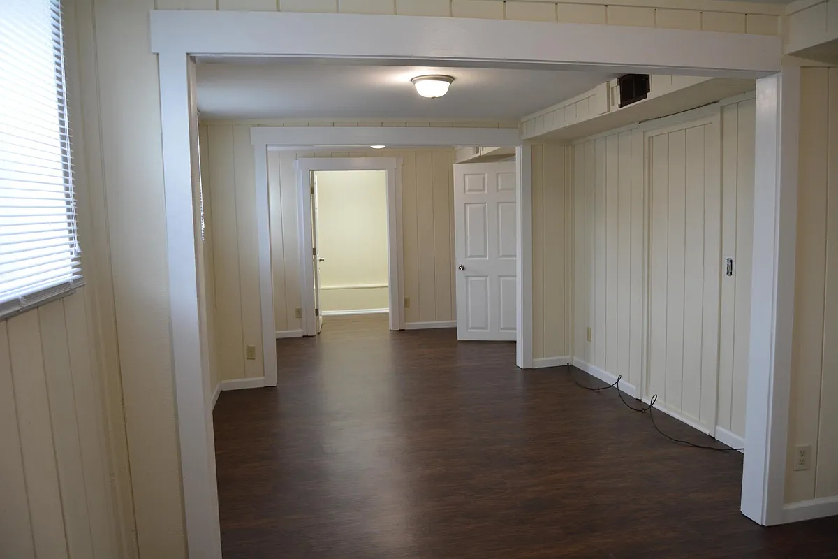 Building Photo - 802 W White River Blvd