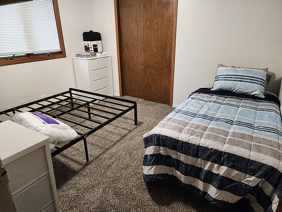 Queen bed and twin bed, 2nd room