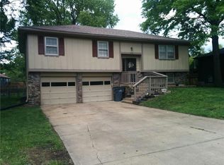 912 W Woodside Dr, Olathe, KS 66061