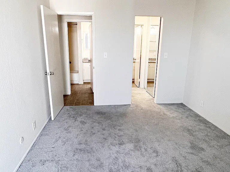 Otis Terrace Apartments — Photo 14