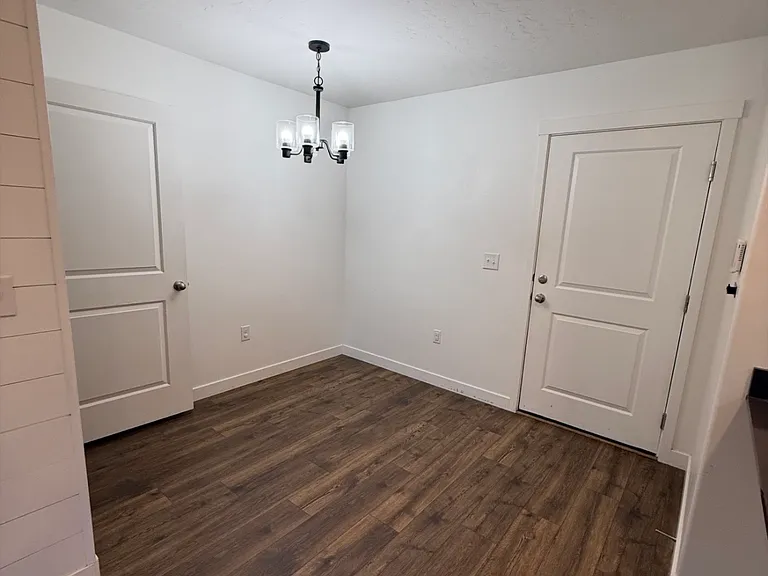 946 E Thunderbolt Ct — Photo 6