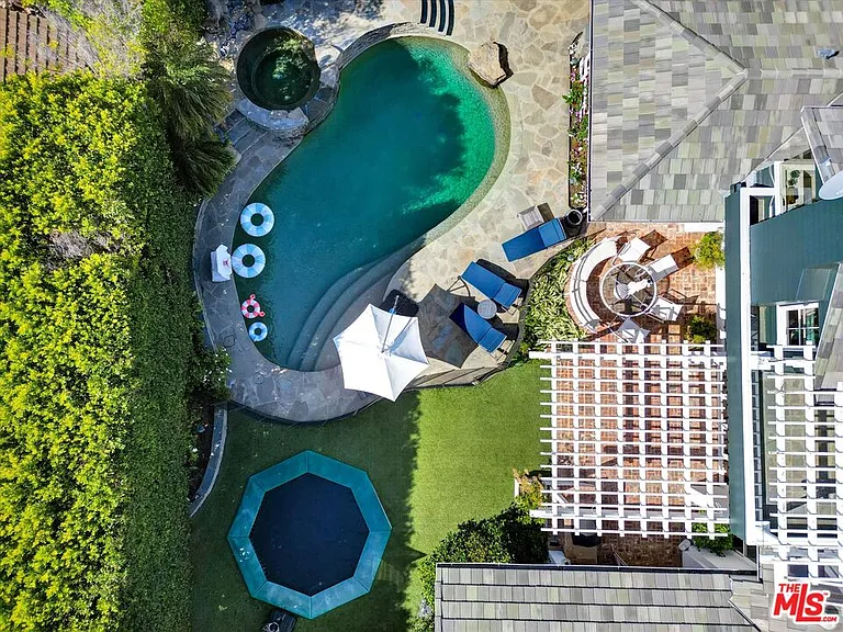 1056 Corsica Dr — Photo 42