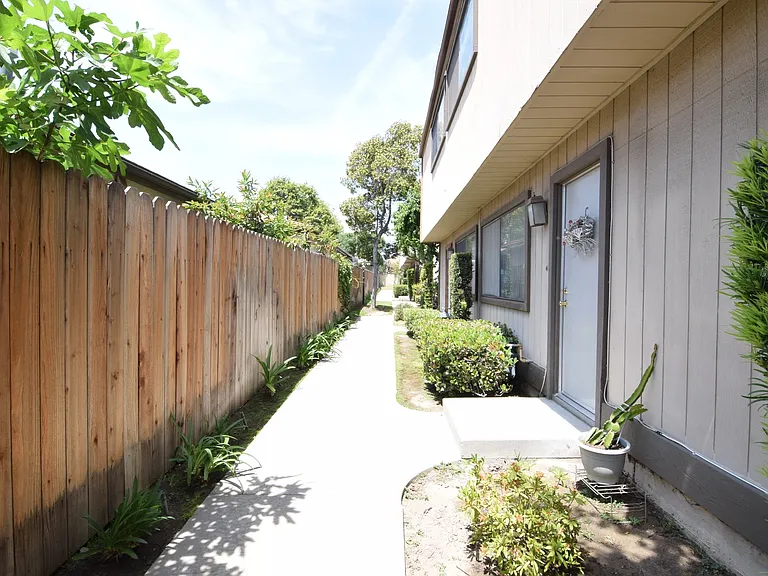1295 Elm Ave #E — Photo 4