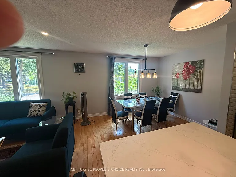 74 Alayne Cres — Photo 5