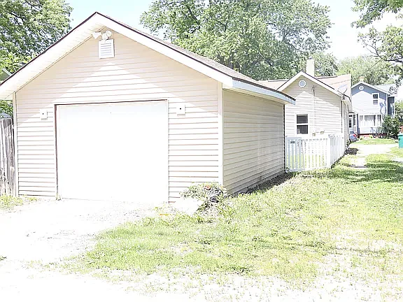 2 bed, 821 sqft, $1,348 — Photo 3