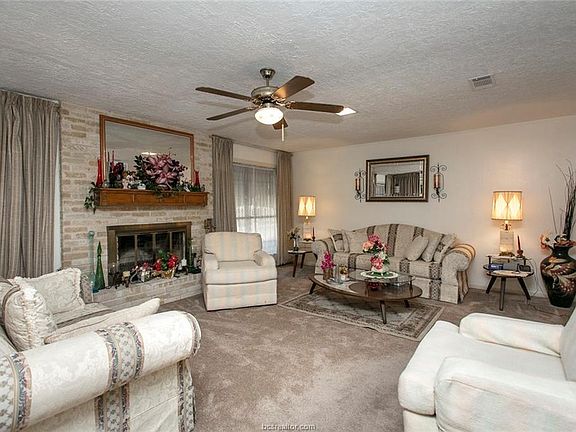 3rd image of 2810 Adrienne Dr