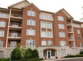 640 Robert York Ave APT 202, Deerfield, IL 60015