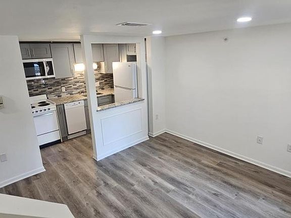 3rd image of 218 N Main St APT 11