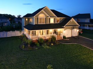 8 Yellow Top Ln, Smithtown, NY 11787