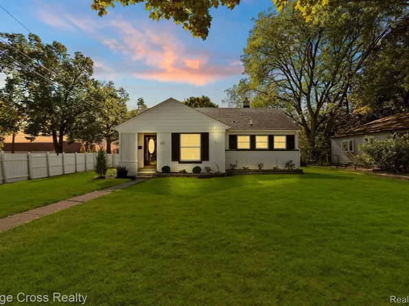 2896 Dorchester Rd, Birmingham, MI 48009