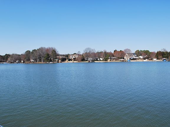 4th image of 176 Pin Oak Ln